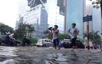 Hà Nội ngập nặng, giao thông tê liệt sáng 25/5