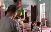 Cuộc sống khốn khó của hai em học sinh có mẹ khiếm thị, bố bị tai biến