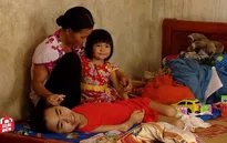 Cảm thương số phận người phụ nữ đơn thân nuôi con bại liệt