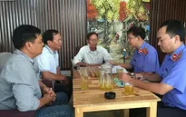 Trao quyết định đình chỉ vụ án cho chủ quán cà phê Xin Chào
