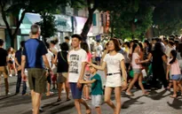 Bất cập những ngày đầu thí điểm phố đi bộ quanh hồ Gươm