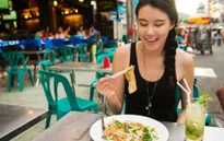 Đi du lịch nên ăn uống thế nào để đảm bảo sức khỏe?