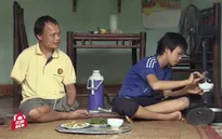 Cảnh "gà trống nuôi con" của người đàn ông tật nguyền