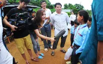 "Áo mới đến trường" mang niềm vui cho học sinh vùng cao tỉnh Nghệ An