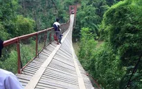 Lật cầu treo tại Lào, hơn 50 người rơi xuống sông