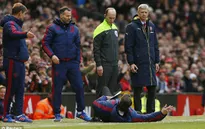 Cực hiếm: Van Gaal bất ngờ "đo đất" để cãi trọng tài!