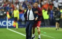 Phấn khích vì ở gần chức vô địch EURO, Ronaldo thử tài làm...HLV!