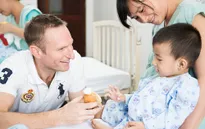 Câu chuyện cảm động về ông Tây đạp xe gây quỹ mổ tim cho trẻ