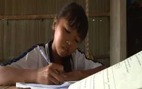 Cô bé vượt lên cuộc sống khó khăn với niềm đam mê học tập