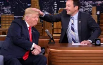 Donald Trump chịu bị vò tóc để chứng minh "hàng thật"