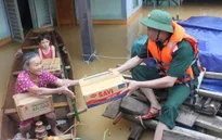 Quân khu 4 hỗ trợ bà con vùng lũ Hương Khê 4 tấn lương thực