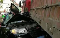 Container đâm bẹp dúm ô tô, 2 người sống sót thần kỳ