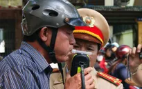 Uống rượu bia khi lái xe: Phạt chưa nặng, chưa sợ?