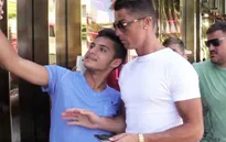 Ronaldo cáu bẳn, xô đẩy fan muốn chụp hình chung