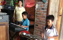 Gặp 2 anh em nghèo chơi nhạc cực đỉnh gây bão cộng đồng mạng