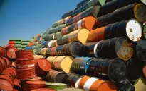 Giá dầu thế giới lao dốc mạnh do nguồn cung tăng