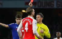 HLV Wenger “khen đểu” Diego Costa sau tấm thẻ đỏ của Mertesacker