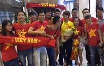 ĐT nữ Việt Nam rơi nước mắt trong vòng tay của người hâm mộ