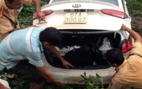 Chở thuốc lá lậu, ô tô đâm chết người rồi bỏ chạy