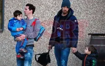Messi và Suarez rủ nhau đến trường đón quý tử