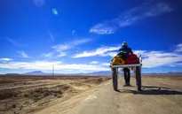 Nhiếp ảnh gia đơn độc khám phá sa mạc muối lớn nhất thế giới ở Bolivia