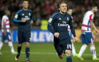 Modric lập siêu phẩm muộn, Real Madrid thoát hiểm trước Granada