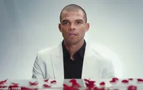 "Đồ tể" Pepe bất ngờ khoe tài đánh đàn để tỏ tình nhân dịp Valentine