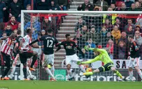 De Gea mắc sai lầm, Man Utd thua đau trước đội xếp áp chót