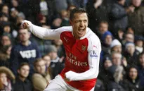 Sanchez cứu Arsenal khỏi thất bại kịch tính trong thế 10 người