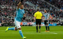 Aguero việt vị khi ghi bàn thứ 100 trong trận hòa bất ngờ của Man City