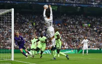 Hài hước: Ronaldo chơi trò "úp rổ" đưa bóng vào lưới Man City