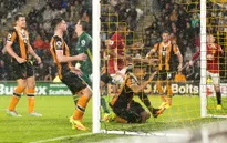 VIDEO Pha solo "chóng mặt" hàng thủ Hull City của Rashford