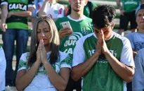 Hàng vạn CĐV Chapecoense hát vang tại SVĐ để tưởng nhớ những người hùng