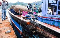 Lai dắt tàu cá cùng 10 ngư dân bị tàu lạ đâm về đất liền an toàn