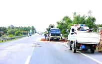 Quảng Nam: Xe tải nổ lốp, lật ngang đường