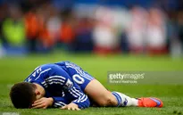 Pha bóng hy hữu: Sút xa trái phá, Hazard tự khiến mình đo ván nằm sân!