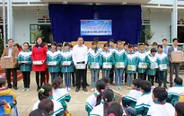 Quỹ Tấm lòng Việt mang "Áo ấm đến trường" cho học sinh ở Lào Cai