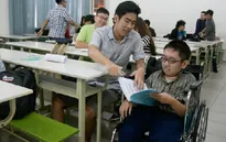 Hành trình gian nan của cậu sinh viên hiếu học bị bệnh teo cơ