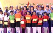 Vui Trung thu cùng trẻ em ven biển miền Trung