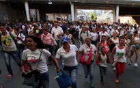 Người dân Venezuela tràn qua biên giới Colombia để mua hàng