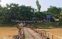 Va chạm xe máy trên cầu phao sông Chu, 2 người tử vong