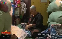 Người phụ nữ mù chữ 33 năm mang tặng quần áo cũ cho người nghèo