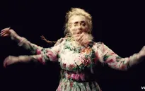 Adele đã đánh mất sự kiềm chế trong MV mới