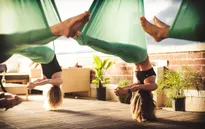 Tập Yoga trên… võng