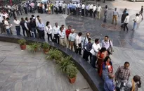 Người dân Ấn Độ xếp hàng dài trước cửa ngân hàng để đổi tiền