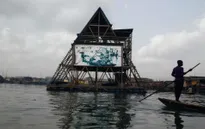 Ấn tượng ngôi trường kim tự tháp lênh đênh giữa sông nước ở Nigeria