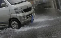 Nghề vớt biển số xe mùa mưa lũ tại Trung Quốc