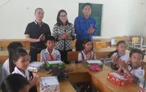 Trao 50 suất học bổng cho học sinh nghèo Bình Thuận