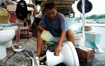 Người đàn ông 20 năm bán bồn cầu cũ cho người nghèo tại TP.Hồ Chí Minh