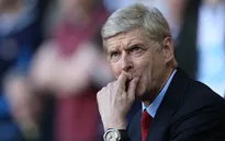 Fan Arsenal lo lắng: HLV Wenger lại chơi bài tiết kiệm